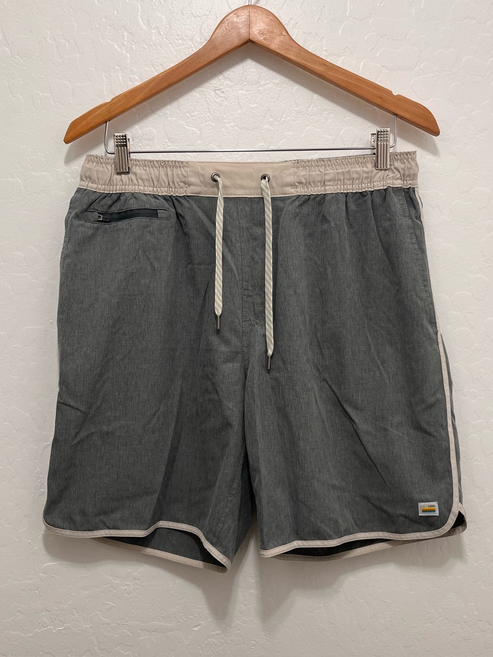 Vuori Men's Banks Short 7” Unlined Hybrid Athletic Swim Shorts Size L